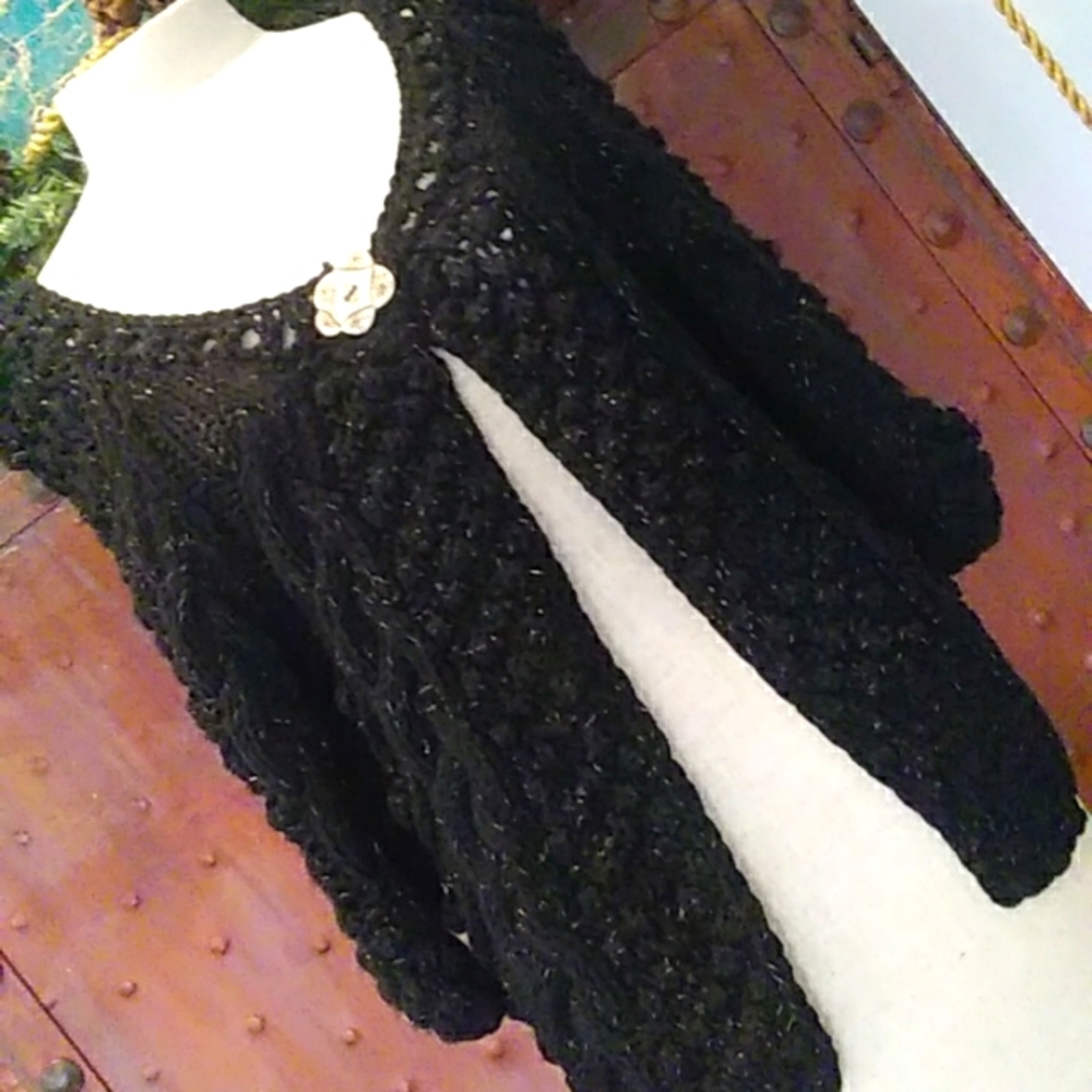NWT JOHN FASHION BEAUTIFUL TEXTURED,  KNITTED SWEATER IN BLACK W/GOLD THREADING.